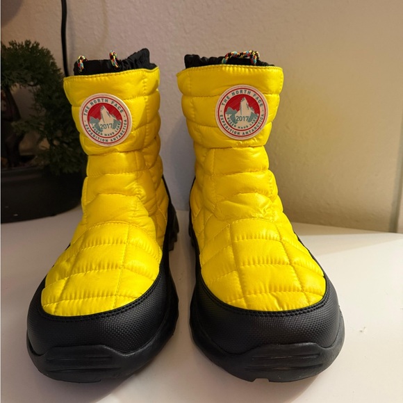 The North Face  Thermoball bootie ii NEW Yellow and Black Quilted Boots - Picture 5 of 8